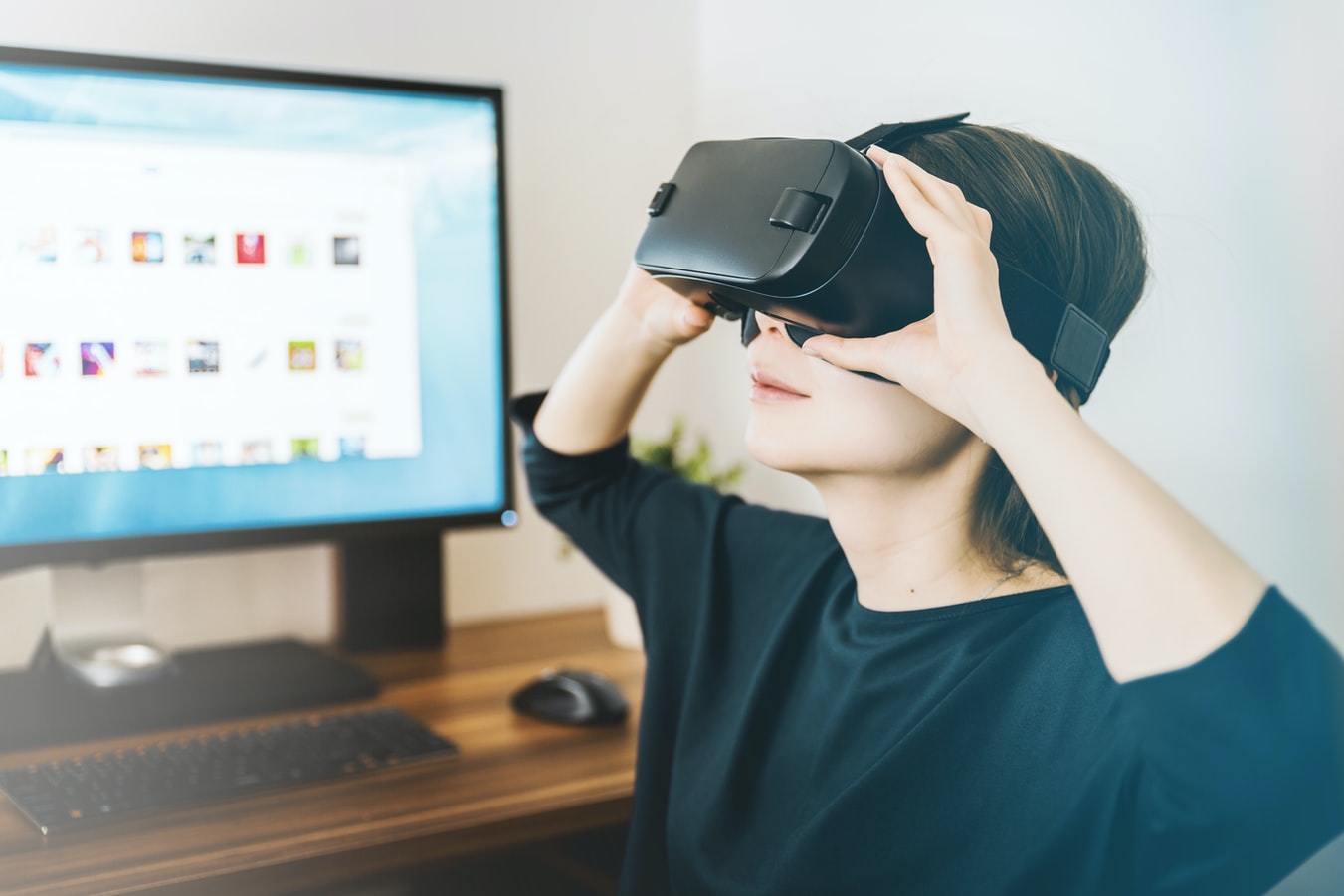 Vrouw test Virtual Reality bril